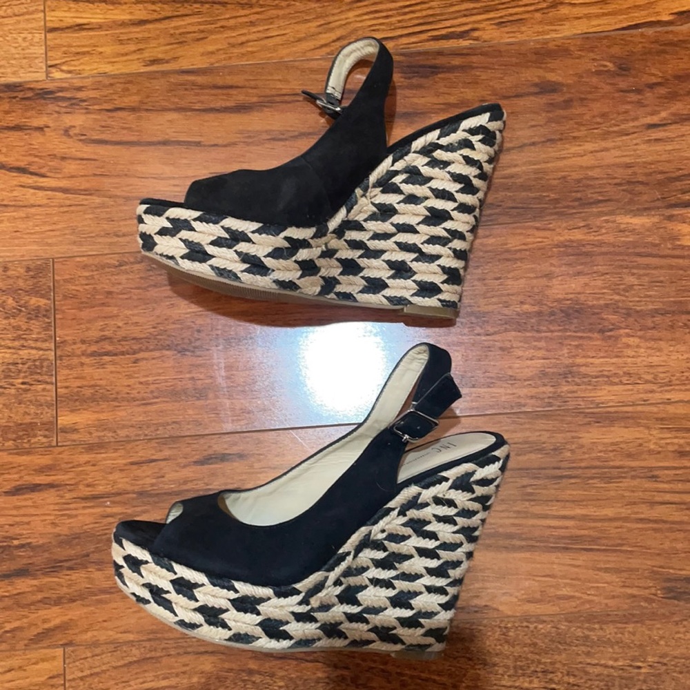 Black wedges